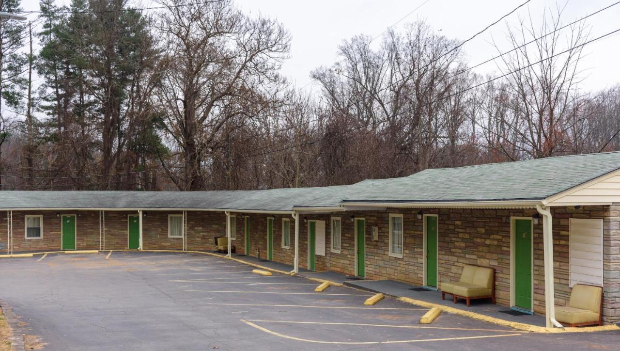 Whispering Pines Motel - Asheville Eksteriør billede