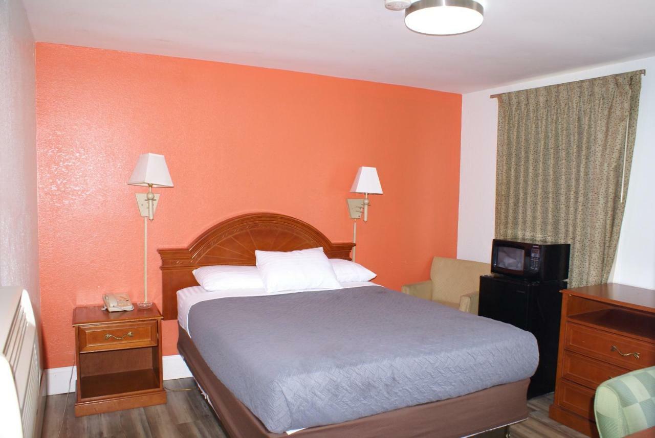 Whispering Pines Motel - Asheville Eksteriør billede