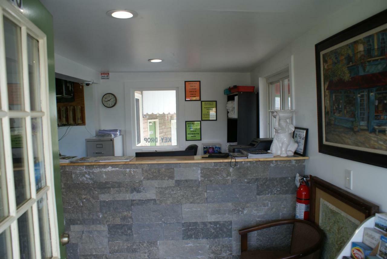 Whispering Pines Motel - Asheville Eksteriør billede